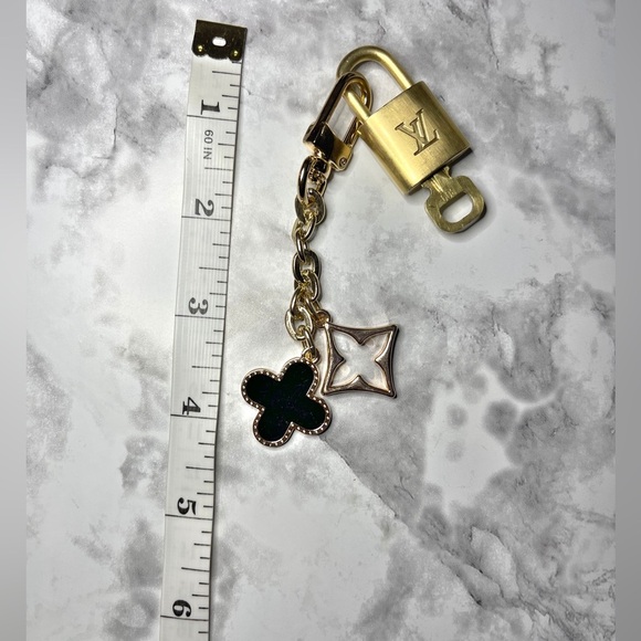 LOUIS VUITTON PadLock & Key #309 with Unbranded Gold & Black Clover Key Chain - Picture 6 of 7